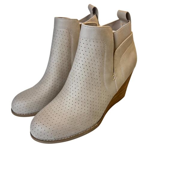 DV by Dolce Vita Gerdy Bootie - Beige NEW Size 9 - Picture 2 of 11